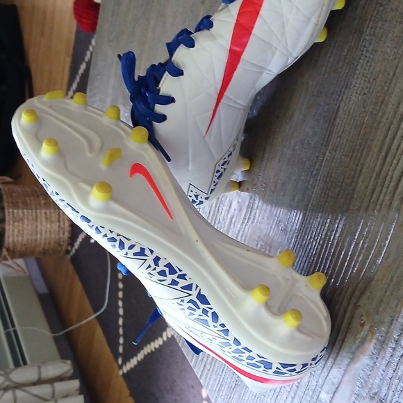 Nike Soccer Cleats - Picture 6 of 8